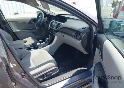 2016 Honda Accord Touring z USA, uszkodzony, nr VIN 1HGCR3F93GA027676